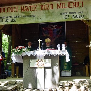 Uvod i homilija biskupa Šaška u euharistijskome slavlju sa spomenom na žrtve pogubljene na stratištu jame Jazovka